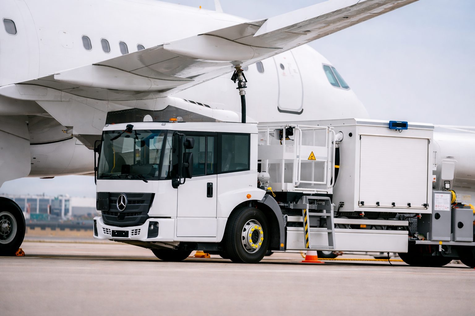 Aviation refueller connected to a commercial aircraft